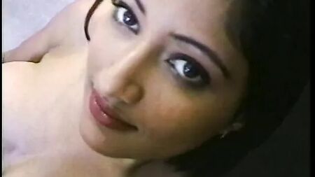 セクシーなインド人娼婦は、椅子の上でマンコを舐められるのが大好き