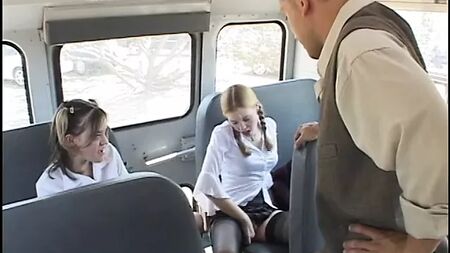 2人の若い美女が、男の車の後部座席で彼とセックスしている