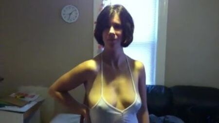 素人美女チェルのシャツ越しに透ける乳首