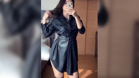 レザーのシャツドレスとオーバーニーブーツ