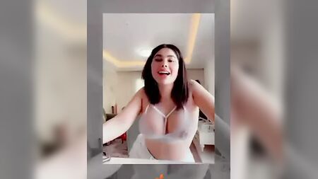 アンジー・クーリーの巨乳ヌード