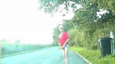 ゾーイ――露出狂の女装野郎が、お尻が丸見えのホットパンツ姿で街を闊歩