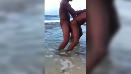 海でセックスをしている2人の黒人男性