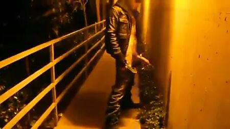 巨根の男が小便をしている