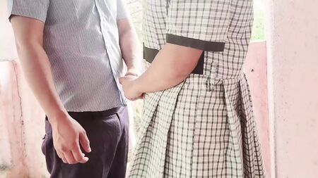 インドの女子大生が野外で激しくセックス