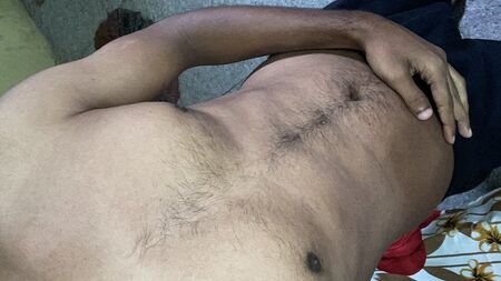 インド人のセクシーなボディが露わに。熱くセクシーな腹筋が、あなたを激しくイカせる