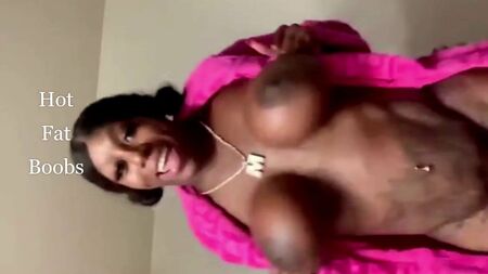 大きくて丸々とした黒い巨乳