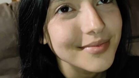 小柄なティーンのフィスティングと中出しセックス