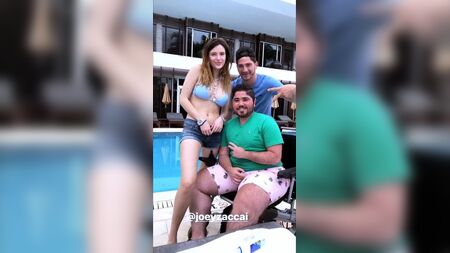 ベラ・ソーンの胸の谷間が際立つ自撮り写真、乳首がチラリ