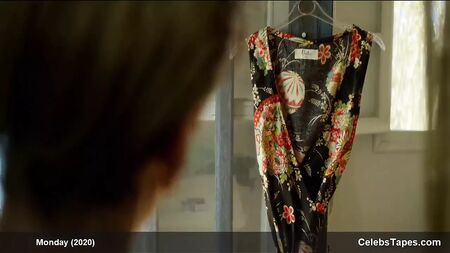 デニス・ゴフ – ヌードの全裸シーンや、いくつかの刺激的なセックスシーンでの性行為