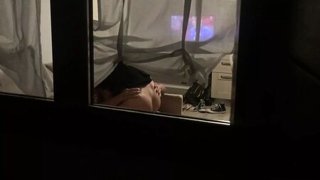 のぞき魔が窓越しにセックス中のカップルを目撃――覗き見する隣人