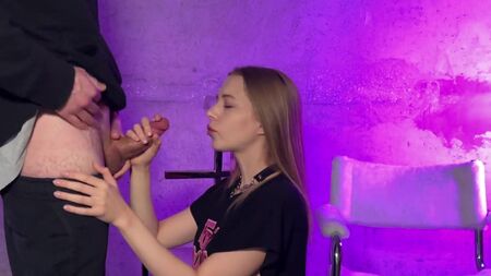 ポルノ女優になりたいですか？まず、ペニスを吸う方法を示してください！
