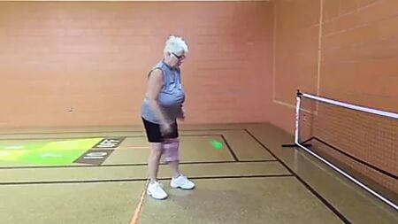 ブラなしの熟女、垂れ下がった巨乳でピックルボールを楽しむ
