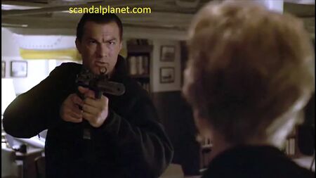 『アンダー・シージ』におけるエリカ・エレニアックのヌードシーン - ScandalPlanet.Com