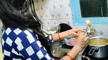 台所で料理をするインド人の義姉と、義兄とのセックス