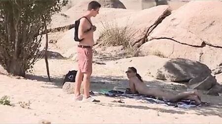ヌーディストビーチで、見知らぬ男がジョタデの巨根に魅了される