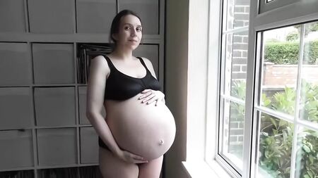 双子を妊娠した大きなお腹