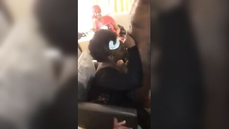 パーティーで、年上の黒人の継母がストリッパーのペニスをしゃぶる