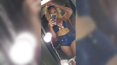 WWE - レイシー・エヴァンス、鏡に映ったセクシーな自撮り写真（2021年1月）