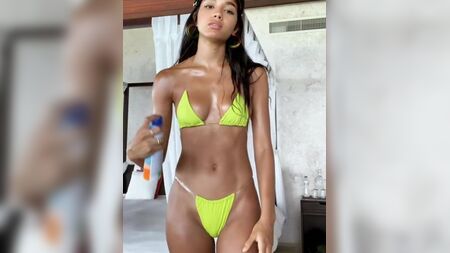 露出度の高いビキニ姿のヨバンナ・ベンチュラ