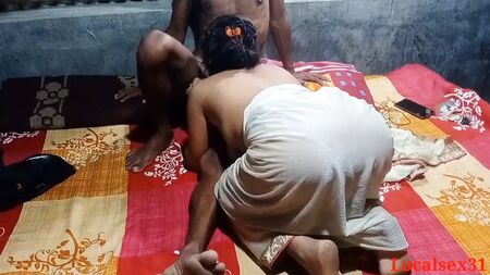 インドの村のバビと農夫が浴室で繰り広げるXXX動画