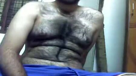毛深く色白のインド人（テルグ系）の男性