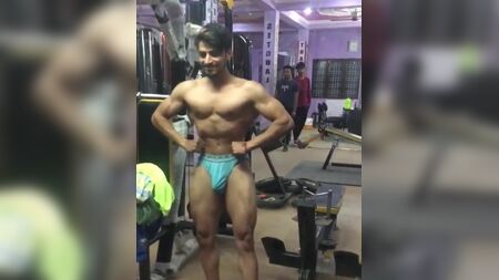 インド系イケメン、ジムでの股間の膨らみ