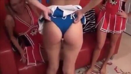 チアリーダーのパンツを引っ張る