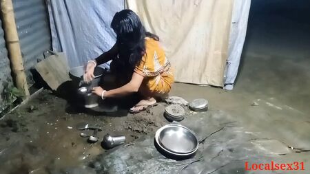 Indian localsex31：義理の姉が皿洗いをしていると、義理の兄が馬に乗るように彼女の上にまたがった