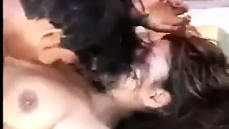 バージンのデシ系女子とのセックス