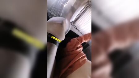 ハカンがターバンを巻いた女性を車の中で犯している