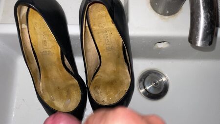 カミングの彼女、また黒のビジネスヒールを履いている