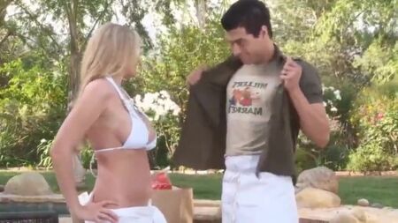 ジュリア・アン・ホワイト、ザンダー・コーヴァスによるビキニ姿でのプールセックス