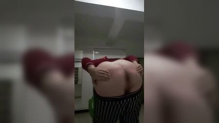 ターバンを巻いた女性が、四つん這いになって尻を晒している