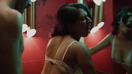 これまでに見た中で最もセクシーな、汗だくの公衆トイレでのセックス