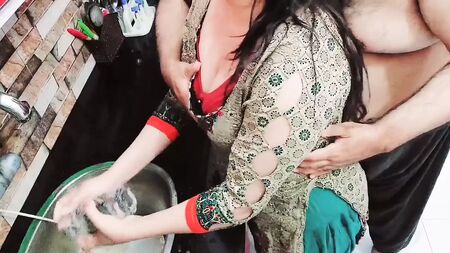 インド人の義理の息子が牛乳を飲み、巨乳を揺らしながら、大きな尻を犯す。クリアなヒンディー語音声付き