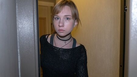DEBT4k。もしその10代の女性が今手持ちのお金がないなら、服を全部持って行くべきだ