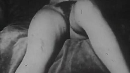 裸の女性二人が互いを愛撫し合う（1930年代のヴィンテージ写真）