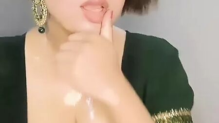 ベンガル人の女の子です。シェルニ・ラブリー・ゴーシュと呼んでください