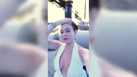 リンジー・ローハン（胸の谷間）の乳首がチラリ