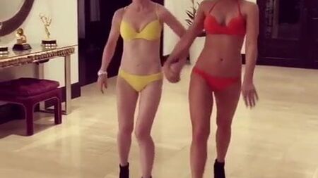 ケイト・ベッキンセール＆キャシー・グリフィン、ビキニ・ランウェイ