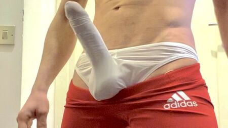 赤いアディダスのショートパンツと、シルクのような肌触りのTバック