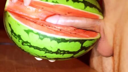 果実ファックとセルフスワロー ― 最高の瞬間は射精の後に訪れる