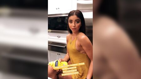 黄色いショートドレス姿で、乳首が透けて見えるサラ・ハイランド
