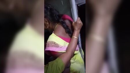 バスの中にタミル系のセクシーなおばさんが乗っている