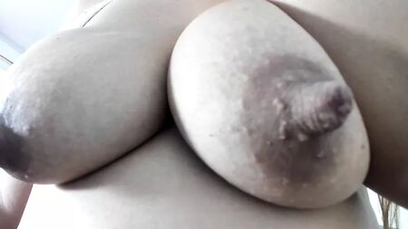 大きくて天然の胸に、太くて大きな乳首