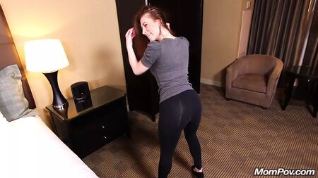 45歳のヨガ・ミルトフ、アメリアが服を脱ぐ