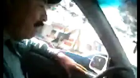 タクシーに乗る大人たち