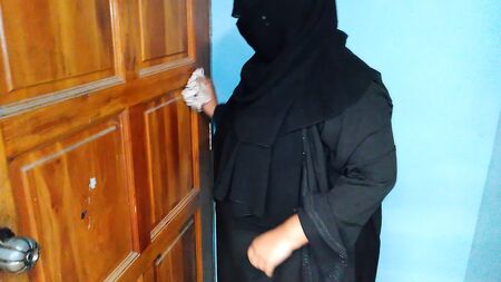 隣人が清掃中の家で55歳の女性を強姦 - タミル系セックス
