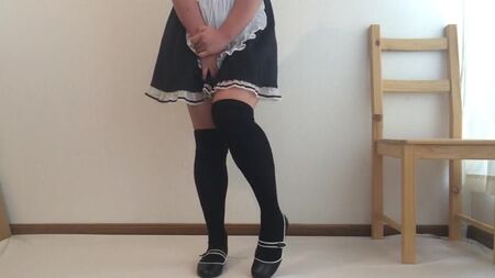 かわいい日本のメイドが失禁してしまう